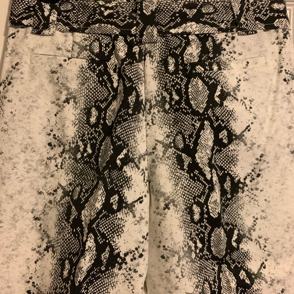 SOLD Gianni Bini Small Black/White Snake Print - Picture 7 of 7